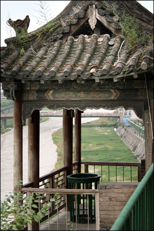 옌안 칭량산에 있는 정자 인위에팅. 아래에 있는 우물에서 두레박으로 물을 길어 올린다.