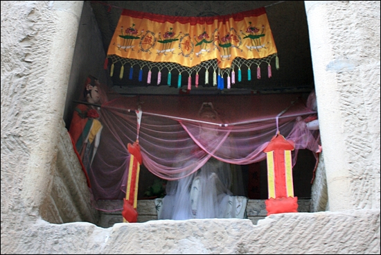 옌안 칭량산 도교사원 선인동 절벽 동굴에 있는 불교 조각상