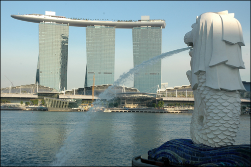 쉼없이 물을 뿜어내고 있는 마리나 베이에 있는 머라이언상. 뒤로는 한국 건설사가 지었다는 싱가포르의 랜드마크로 자리 매김할 '마리나 베이 샌즈 호텔'. 세 개의 건축물 위 머리에 대형 여객선을 이고 있는 형상으로 관광객의 눈길을 사로 잡는다.