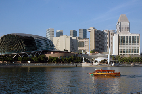 그다지 화려하지 않는 유람선이 싱가포르 도심 빌딩 숲을 파고 들듯 유유히 흐르고 있다.
