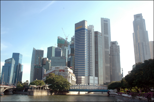 싱가포르 마리나 베이 주변에 높이 선 빌딩 숲. 건물의 외형이 각기 다른 모습으로 조각물을 전시해 놓은 건축물 전시장이라는 느낌이 든다.
