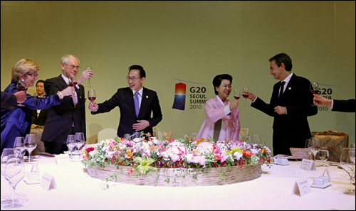 G20 특별 만찬 및 문화행사에서 이명박 대통령이 만찬주로 건배를 하고 있다. 