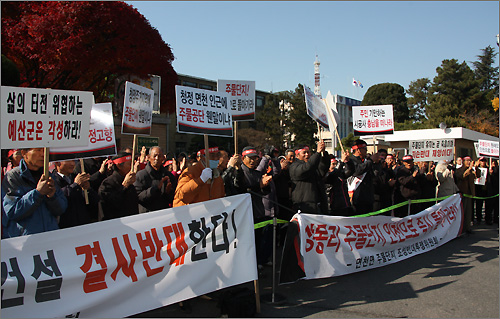 충남 예산 고덕·면천지역 주민 300여명은 16일 오전 충남도청 앞에서 '주물산업단지 조성'을 반대하는 항의시위를 벌였다.
