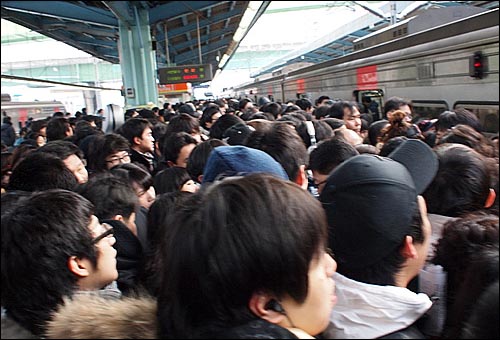 지난 1월 5일 오전 신도림역. 전날 서울, 경기지역에 폭설로 인해 많은 시민들이 지하철로 몰린 가운데 승하차 승객들로 인산인해를 이루고 있다. 