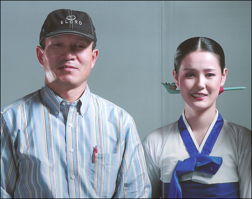 박채서씨(왼쪽)는 리호남을 통해 북한 무용수 조명애(오른쪽)와 가수 이효리가 함께 출연한 삼성전자 휴대폰 CF광고를 찍었다.