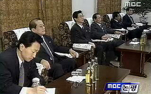 리호남(왼쪽에서 두번째) 무역성 참사는 2007년 10월 2차 남북정상회담 이틀째에 열린 경제인(대기업 총수) 간담회에 북측 대표단의 일원으로 참석했다.