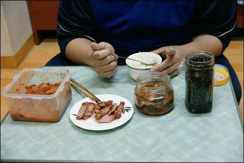  인근 원룸에서 홀로 식사중이라는 후배의 방을 급습하여 찍은 저녁식사. 혼자사는 이의 식단은 이 정도가 보통이다.