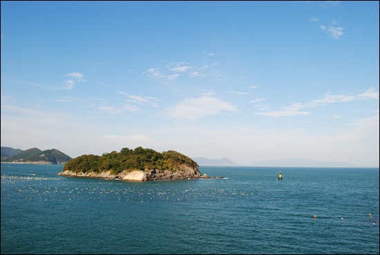 돌산도 동쪽 해안, 그림같이 떠 있는 섬.