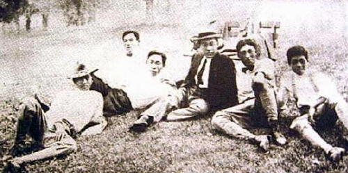  소년병학교를 방문한 이승만이 생도들과. 오른쪽에서 3번째(1910년)