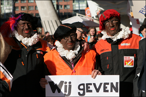 코스프레와 같이 독특한 복장이나 모습으로 시위에 나선 노동자들도 적지 않았다.