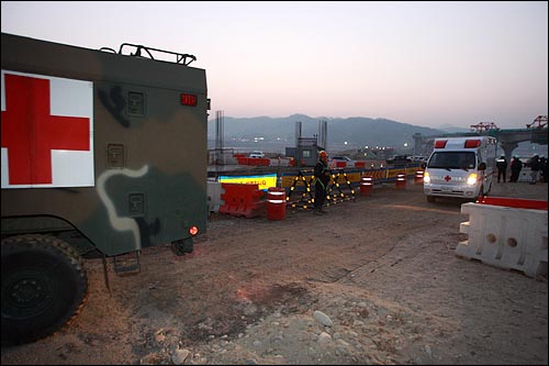18일 오후 이포보 사고현장에서 유가족과 함께 현장조사에 참여했던 생존장병 2명을 태운 구급차들이 공사현장을 떠나고 있다.