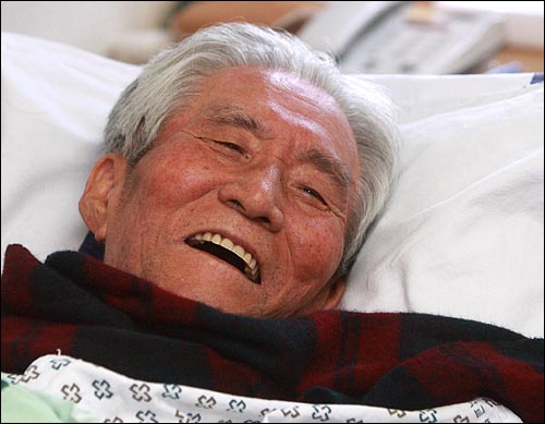 2010년 5월 4일 서울 백병원에서 입원치료를 받던 리영희 선생이 지인들의 방문에 활짝 웃고 있다.