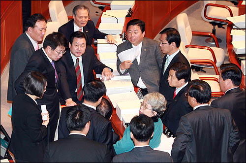 민주당 의원들이 19일 민간인 불법사찰에 대한 국정조사와 특검을 요구하며 예산안 심사를 거부하자 김무성 원내대표 등 한나라당 의원들이 모여 대책을 논의하고 있다.