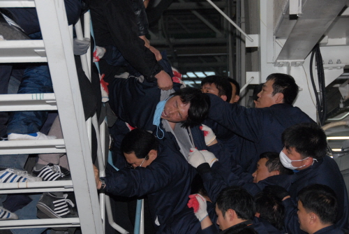 20일 오전 농성 중인 현대차 울산공장 내에서 퇴거명령서를 전달하려는 사측과 비정규직 노조가 몸싸움을 벌이고 있다.