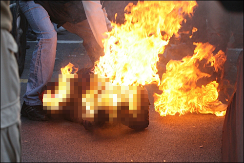20일 오후 현대자동차 울산공장 정문 앞에서 현대자동차 비정규직 노동자 황아무개씨가 분신했다.