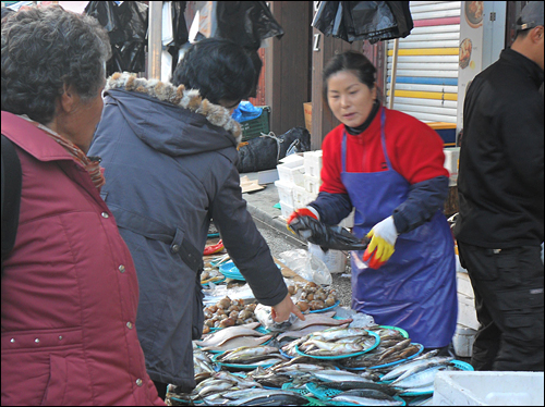 생선가게는 늘 북적인다. 산골에서는 육고기보다 생선이 귀한 대접을 받는다.