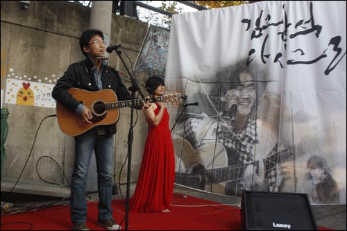 '김광석 다시그리기' '길'  개막식에 가수 박창근과 무용가 박정희씨가 공연을 펼치고 있다.