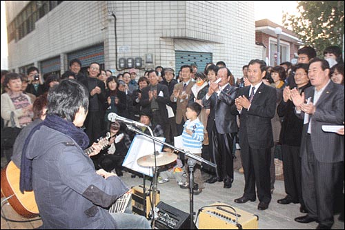 어쿠스틱 기타로 공연을 펼치고 있는 윤성민, 김봉준씨의 공연 모습.