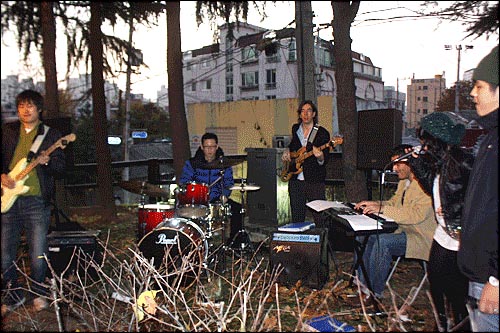 직장인 밴드 '혁스터즈'가 김광석의 노래를 재즈풍으로 연주하고 있는 모습.