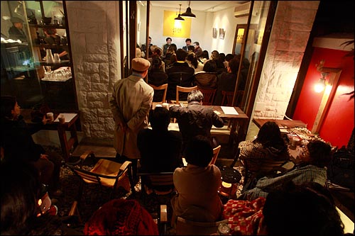 19일 저녁 서울 재동 인문학 카페 '코'에서 '조국 교수의 <진보집권플랜>을 읽는다' 토크쇼가 열리고 있다.