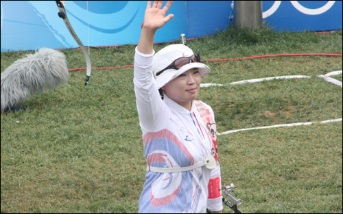  윤옥희는 도하 아시안게임에 이어 단체전 두 번째 금메달을 목에 걸었다.