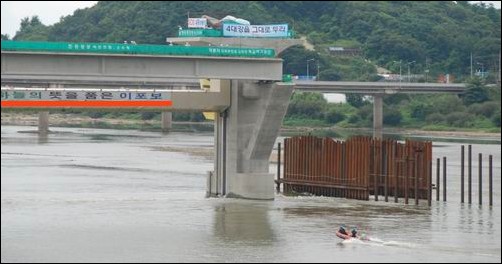 지난 여름 환경운동가들이 올라가 있던 이포댐입니다. 저렇게 공사 구조물들로 인해 물길이 변해 군인들이 사망한 것이겠지요. 이포댐 수문에 '하늘의 뜻을 품은 이포보'라는 문구가 적혀있습니다. 아하~~ 하늘을 품기 위해 거대한 댐을 세운 것이군요. 