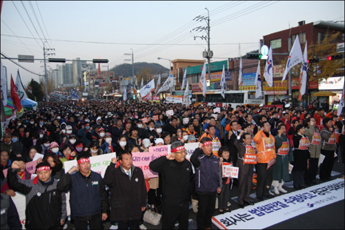 일요일 오후 5시 현대차 정문 앞에는 1,000여명이 모여 현대자동차 불법파견 규탄 집회를 열었습니다.