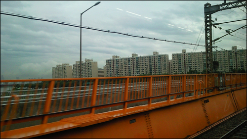 지하철 3호선을 타고 강북 옥수역에서 강남 압구정역으로 한강을 건너며 바라본 압구정 현대아파트. 바로 옆은 동호대교.