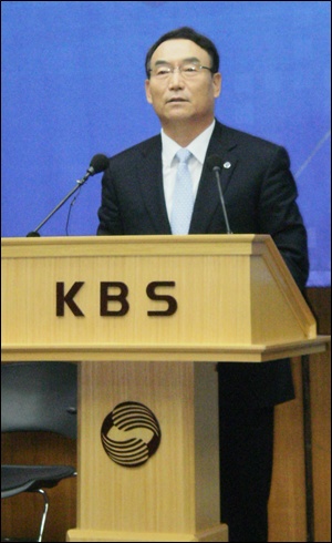 지난 11월 22일 기자회견장에서 수신료 인상안에 대한 KBS의 입장을 발표하고 있는 김인규 사장. 