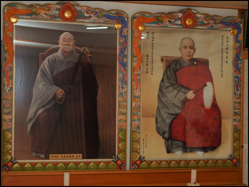 백용성 스님(오른쪽)과 그 분의 제자 동헌당 스님(왼쪽)의 영정
