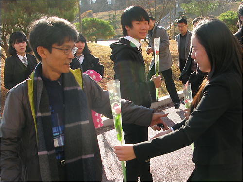 정당에 후원금을 냈다는 이유로 충남교육청으로 부터 해임된 김동근(왼쪽) 교사가 학생들과 마지막 인사를 나누고 있다.