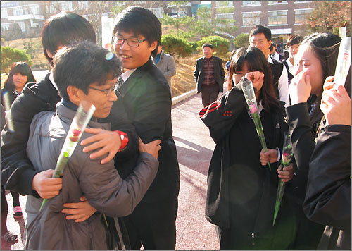 정당 후원으로 해임된 충남 성환고 김동근 교사가 학생들과 마지막 인사를 나누고 있다.