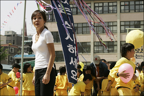 김윤진이 전문직(변호사) 싱글맘으로 분한 영화 <세븐 데이즈>의 한 장면