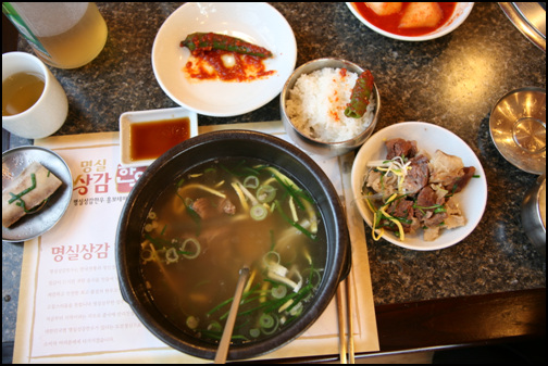 상주의 '명실상감한우' 식당에서 나온 갈비탕. 고기가 얼마나 많은지 알아 보기 위해 오른쪽 접시위에 고기를 꺼내봤다. 8천원짜리 갈비탕 250그릇이 30분만에 동이 났다 