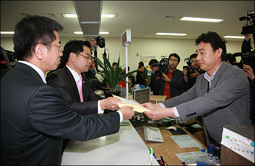  경남도는 정부를 상대로 '낙동강사업권 회수'와 관련한 소송을 창원지방법원에 냈다. 사진은 경상남도 강재현.하귀남 변호사가 소장을 창원지법 민원실에 내고 있는 모습.