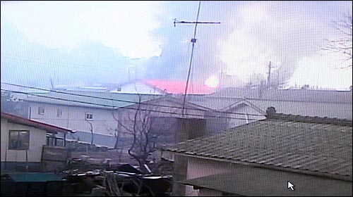북한이 23일 오후 2시34분께 연평도 부근에 다량의 해안포를 발사해 이중 수발은 주민들이 살고 있는 연평도에 떨어져 일부 가옥이 불에 타고 있다.