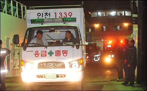 연평도로 향하는 응급차 23일 오후 인천 남항부두에서 구급차가 연평도행 화물선에 실리고 있다.