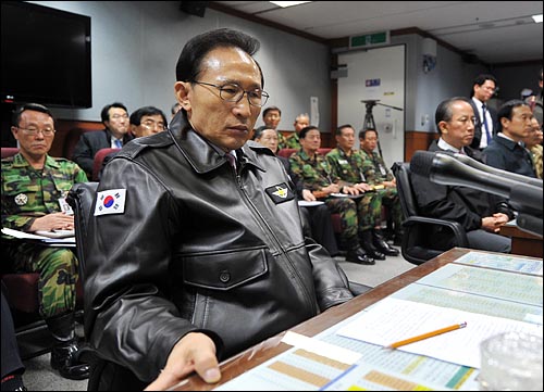 이명박 대통령이 지난 2010년 11월 23일 북한의 서해 연평도 포격과 관련한 대응 상황을 점검하기 위해 합동참모본부 지휘통제실을 방문해 현황보고를 받고 있다.