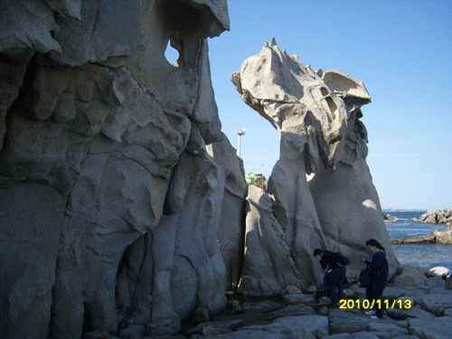 쥬라기시대의 바위가 오랜 풍화 끝에 기묘하게 바위에 구멍이 생겼다. 