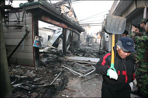  24일 오전 옹진군청은 전날 오후 북한군의 포격으로 파괴된 연평도의 모습을 담은 사진을 공개했다.