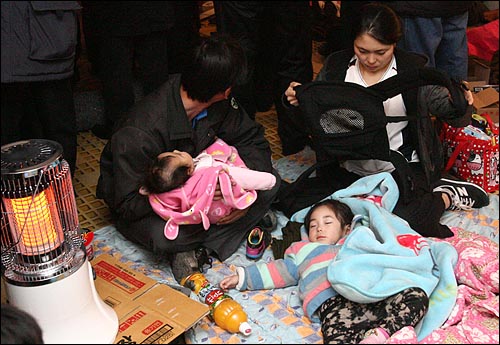 23일 밤 북한군의 포격을 피해 어린아이들과 함께 대피호에 들어온 연평도의 한 가족이 밤을 보내고 있다.