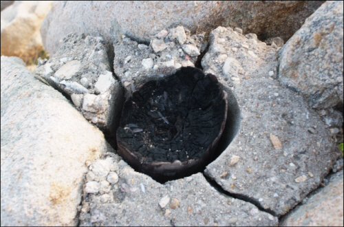 용의 형상을 한 울산 대왕암 여의주 부분에서 발견된 나무에 불을 붙여 뜸을 놓은 모습. 시멘트로 단단히 고정했고 콩기름 냄새가 아직도 난다.