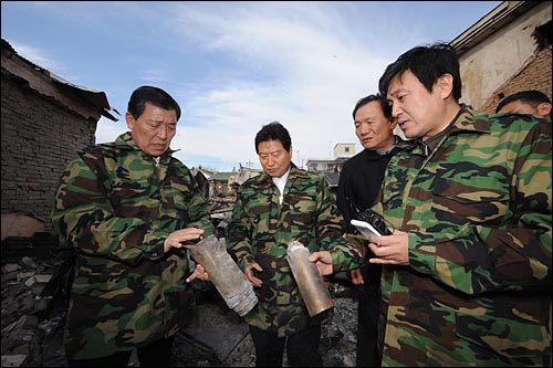 24일 한나라당 안상수 대표와 황진하 의원과 안형환 대변인이 전날 북한의 연평도 포격으로 처참하게 부서진 마을에서 피해상황을 살펴보고 있다.