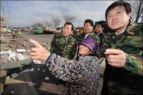 24일 연평도를 방문한 한나라당 안상수 대표와 황진하 의원, 안형환 대변인이 주민들로부터 전날 발생한 북한군의 포격에 대한 상황을 듣고 있다.