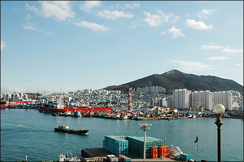  한진중공업 영도조선소가 있는 부산 영도구 전경.