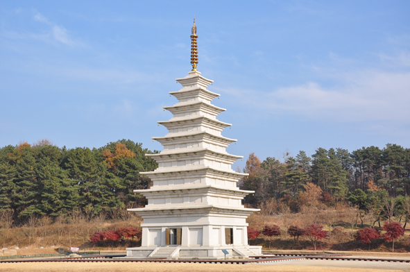 익산 미륵사지에 위치한 미륵탑 중 동탑의 모습이다. 사리장엄이 발굴된 탑은 서탑으로 현재 보관 중에 있다.
