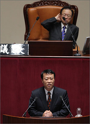 진보신당 조승수 의원이 25일 국회 대북규탄결의안 반대 연설을 하고 있다.