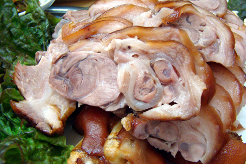 돼지족발의 기름과 살이 적절하게 조화돼 씹는 맛이 일품이다.