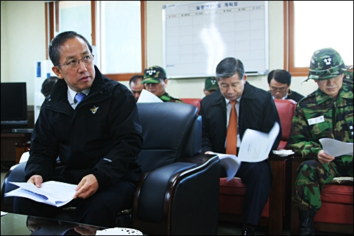 25일 오후 김태영 국방장관이 연평도를 찾아 연평면장으로부터 피해상황을 보고 받고 있다.