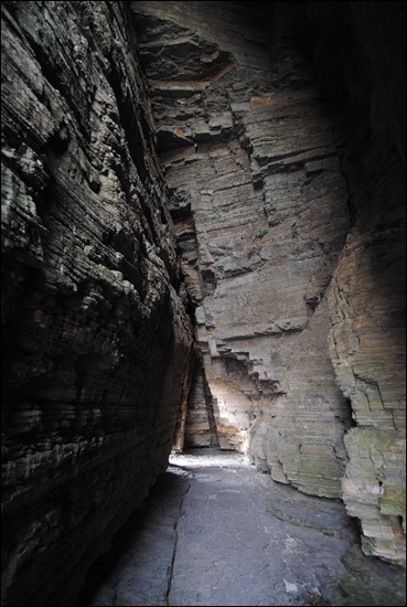 상족암군립공원 바위 동굴. 반대편 해변으로 건너가는 구멍.
